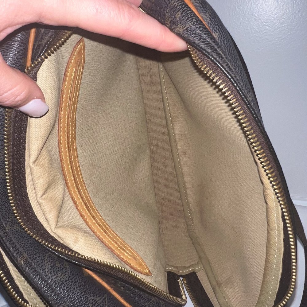 Louis Vuitton (discontinued) Monogram Reporter Bag (Authentic) - Picture 6 of 9